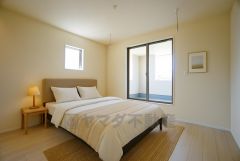 家具はイメージです。寛ぎの時間を紡ぎだす主寝室は、大型ベッドを置いても余裕の広さを確保しています。