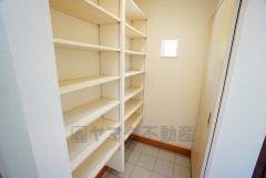 お子様用の遊び道具やアウトドア用品、ゴルフバッグなどの大型の荷物まできっちり収納できる広さのシューズクロークです。
