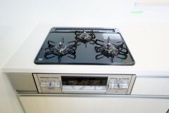 複数の調理を一度に行うことができる3口コンロ。効率よくお料理が出来ます。毎日のお料理も楽しくなりますね＾＾