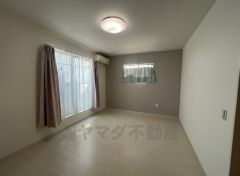 2面採光を確保した明るい室内は、風通しも良く、大変居心地の良い空間となっております。爽やかな風を感じて起きる朝は、快適生活の始まりに。