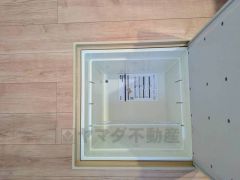 キッチンにある床下収納は、居住スペースを減らさずに買い置きの調味料や非常食などを保管することができます。