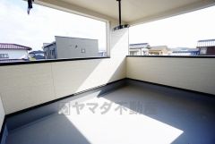 陽当たりの良いバルコニーです。お洗濯やお布団干しはもちろん、日光浴スペースにも。足元は防水工事施工済です。