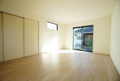大きな窓のあるリビングは、陽光あふれる明るい空間です。居心地良く、ご家族皆がゆったり寛げる憩いの空間となりそうです。