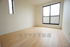 2面採光を確保した明るい室内は、風通しも良く、大変居心地の良い空間となっております。爽やかな風を感じて起きる朝は、快適生活の始まりに。