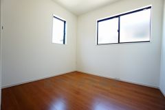 暖かい日差しが差し込む洋室。たっぷり収納できるクローゼット付きでお部屋の中をすっきりと快適に保てます。
