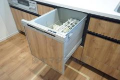 食事の後の手間を解消する食器洗い乾燥機付。冬場の洗い物で手荒れの悩みもなくなります。手洗いよりも節約できて便利。