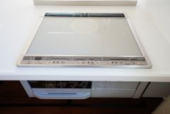 同仕様写真。汚れてもサッとふける、お手入れのしやすいIHクッキングヒーター。オール電化なので経済的です。