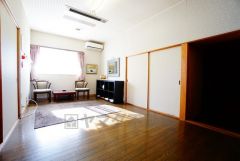 木目調のシンプルデザインで落ち着きと安らぎの空間に仕上げています。