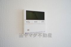 キッチン横からお湯張り、追い炊き、足し湯がボタン一つで楽々操作できる給湯機リモコンです。忙しい夕飯準備の時間帯に重宝しますね。