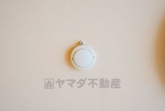 火災による煙や熱を感知して、警報音やブザー等で火災の発生を知らせてくれる火災警報器。