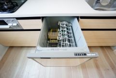 家事の時間が短縮できるフルオープンで開けやすい食器洗い乾燥機付。食事後に家族とのくつろぎタイムをしっかり取れます。