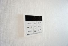 キッチン横からお湯張り、追い炊き、足し湯がボタン一つで楽々操作できる給湯機リモコンです。忙しい夕飯準備の時間帯に重宝しますね。