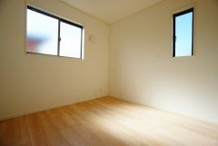 同仕様写真。2面採光を確保した明るい室内は、風通しも良く、大変居心地の良い空間となっております。日当たりがよく、子供部屋としての利用もおすすめ。