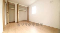 暖かい日差しが差し込む洋室。たっぷり収納できるクローゼット付きでお部屋の中をすっきりと快適に保てます。