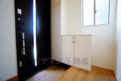 同仕様写真。採光も考えられた明るい玄関です。棚の上にお花や写真を飾っても良いですね。