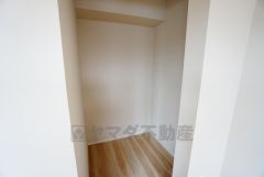 収納力豊富なウォークインクローゼット。洋服や小物などを1箇所にまとめて美しい収納を実現します。