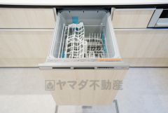 食後の時間にゆとりを与えてくれる食器洗い乾燥機。操作ボタンも上面にあるので、腰をかがめずに操作が楽々。