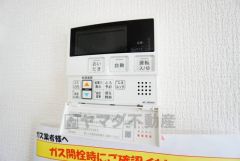 キッチン横からお湯張り、追い炊き、足し湯がボタン一つで楽々操作できる給湯機リモコンです。忙しい夕飯準備の時間帯に重宝しますね。
