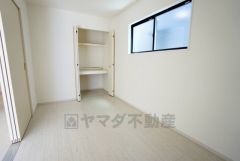 1階洋室。住む人のこだわりを活かす洋室。日当たりがよく、寝室としての利用もおすすめ。広めのクローゼットには荷物をすっきり片付けられ、ゆとりのある暮らしが出来ます＾＾