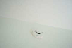 火災報知器が設置されていることで、火災の発生をいち早く感知し、就寝中や留守中でも素早く危険を知らせてくれるため、家族の安全を確保し被害を最小限に抑えられます。