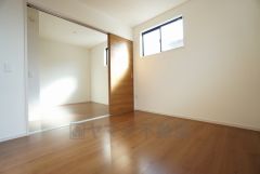 同仕様写真。可動間仕切りの洋室なのでライフスタイルや家族構成の変化に対しても柔軟に対応できます。