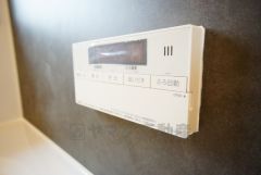 湯量・湯温の設定、そして保温までワンタッチのフルオートバス。便利な追い炊き機能付きです。