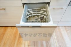 家事の時間が短縮できるフルオープンで開けやすい食器洗い乾燥機付。食事後に家族とのくつろぎタイムをしっかり取れます。