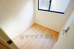 家事導線がスムーズになるユーティリティルーム。洗濯や収納にも便利な実用空間です。