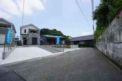 南側前面道路。広々した前面道路は、交通量も少なく小さなお子様も安心。