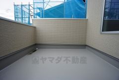 陽当たりの良いバルコニーです。お洗濯やお布団干しはもちろん、日光浴スペースにも。足元は防水工事施工済です。