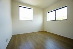 2面採光を確保した明るい室内は、風通しも良く、大変居心地の良い空間となっております。爽やかな風を感じて起きる朝は、快適生活の始まりに。