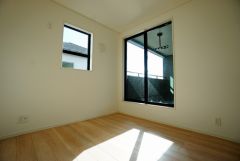同仕様写真。主寝室としてお使いいただけそうなこちらのお部屋は、日当たりが良く、爽やかな風を感じて起きる朝は、快適生活の始まりに。