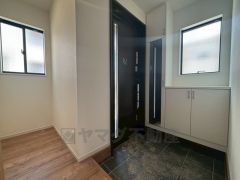 採光も考えられた明るい玄関です。シューズボックスは全身鏡付きで、お出かけ前にコーディネートのチェックが出来ますね。