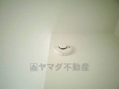 火災発生をいち早く知らせてくれる火災報知器は標準装備です。