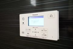 湯量・湯温の設定、そして保温までワンタッチのフルオートバス。便利な追い炊き機能付きです。