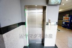 重い荷物を運ぶのにも便利なエレベーター付です。