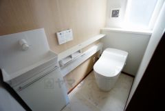 温水洗浄機付トイレです。節水機能もあるので、安心して使えますね。もちろん、1階2階の2ヶ所にトイレがあるので、忙しい朝にもゆとりができますね。
