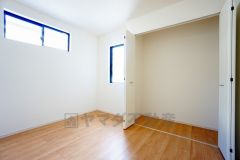 暖かい日差しが差し込む洋室。たっぷり収納できるクローゼット付きでお部屋の中をすっきりと快適に保てます。