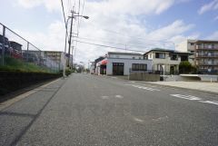 現地（2025年4月17日）撮影。 ゆったりとした8.6ｍ幅の道路をはさんでいることで陽射しを遮られることなくとても明るいです。
