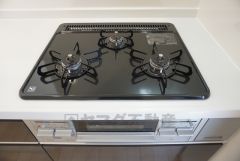 同仕様写真。3種類の料理が同時に調理できる、3口ガスコンロ。忙しい夕食の支度時間が短縮できて効率よくお料理が楽しめます。