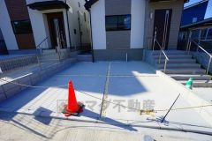 駐車スペースはゆとりある2台分を確保。マイカー用に、お客さま用に、余裕を持ってご利用いただけます。