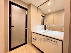 鏡の後ろはたっぷりの収納スペースを確保。歯みがきセットや化粧品などいつでもスッキと片付けることができます。