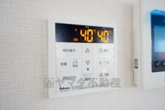 キッチン横からお湯張り、追い炊き、足し湯がボタン一つで楽々操作できる給湯機リモコンです。忙しい夕飯準備の時間帯に重宝しますね。