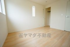 明るい洋室です。ナチュラル色のフローリングで開放的な優しい雰囲気になっています＾＾ベッドや机、ＴＶを置いてもゆとりのある広さです。
