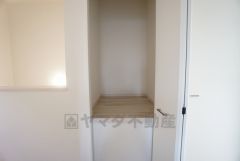 同仕様写真。2階の廊下にも収納を確保。各居室に入りきれなかった荷物や、2階で使用する日用品のストック置き場に便利です。