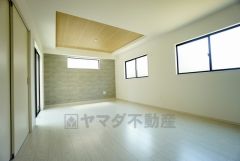 リビングは広々とした設計で、家族が集い、寛ぐ暮らしの空間を演出しています。