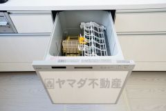 食事の後の手間を解消する食器洗い乾燥機付。冬場の洗い物で手荒れの悩みもなくなります。手洗いよりも節約できて便利。