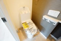 壁リモコンタイプのウォシュレット付き。すっきりした見た目で、トイレ奥の掃除もしやすいです。