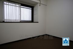 家具家電撤去後のイメージです。明るい洋室です。たっぷり収納できるウォークインクローゼット付きでお部屋の中をすっきりと快適に保てます。