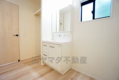 広めのスペースを確保した洗面脱衣室には換気や採光に重宝する小窓付き＾＾